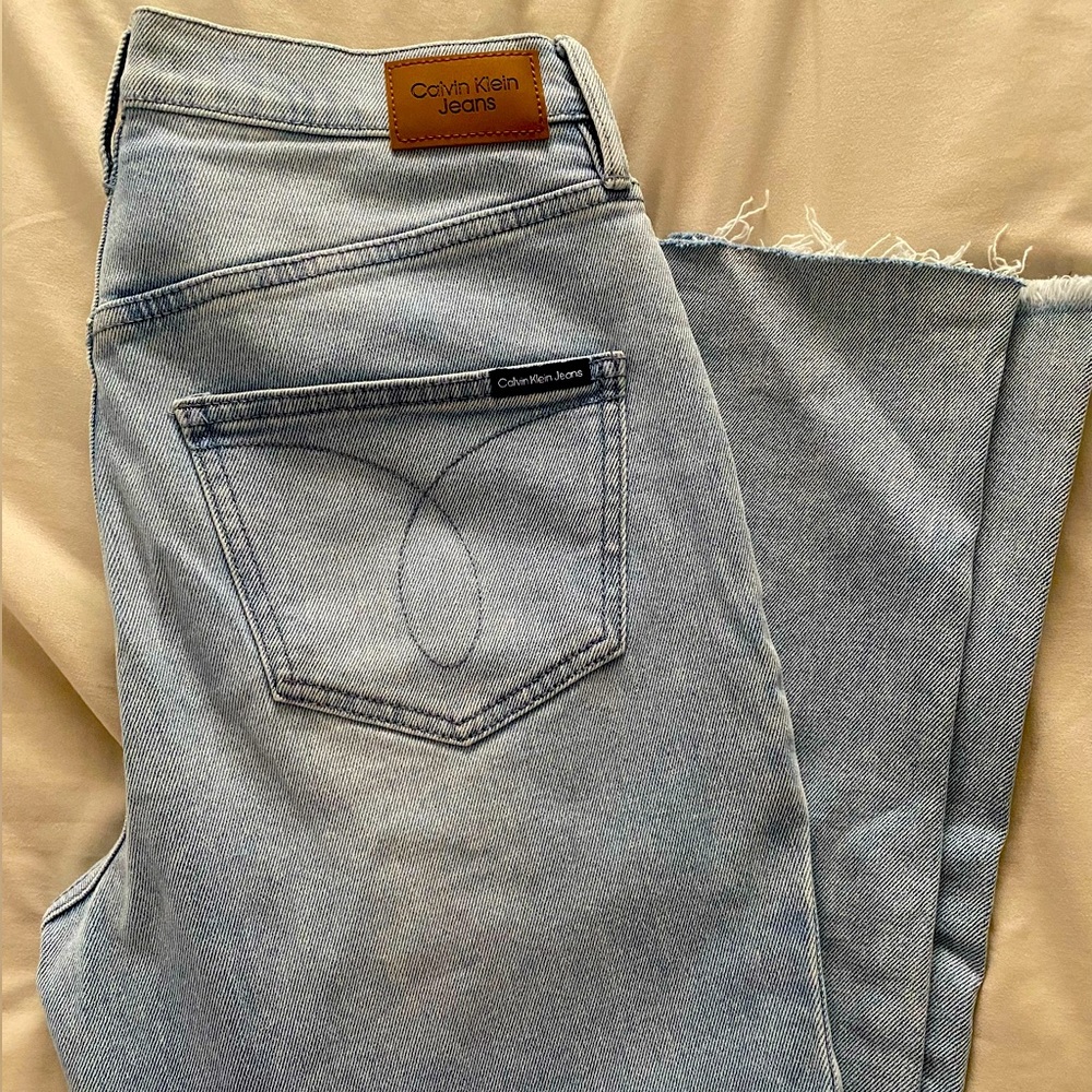 CALVIN KLEIN JEANS. High Rise Distressed Straight. Size 28.